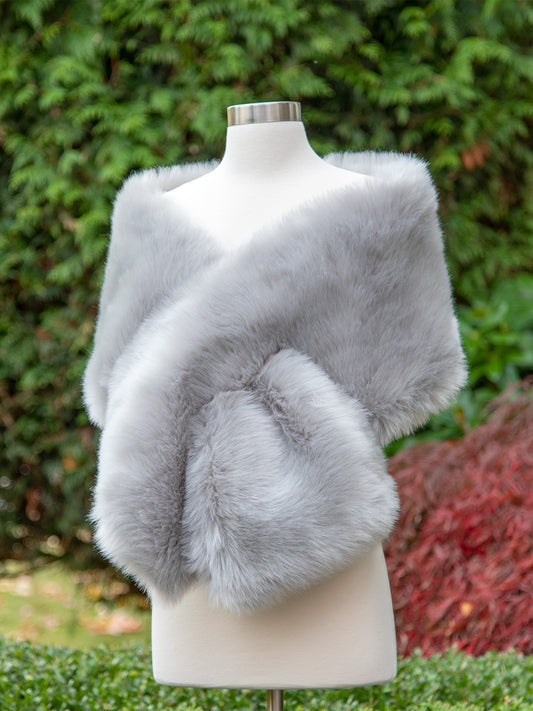 Ellalabel Light gray faux fur wrap bridal shawl wedding shrug in Light Gray - Crafted from High-quality Fabrication - Designed for Elegant Occasions.